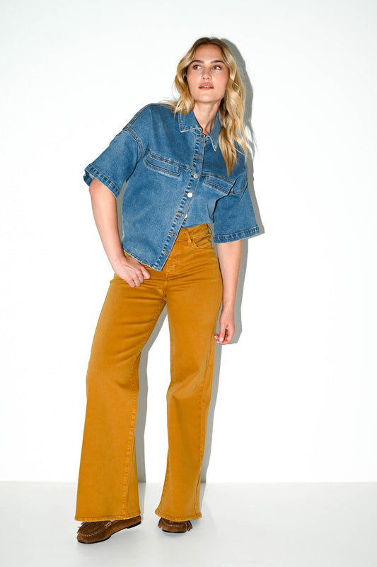 bronze flared fit jeans frankie met aangesloten bovenkant en wijde pijpen gecombineerd met een leuk denim jasje