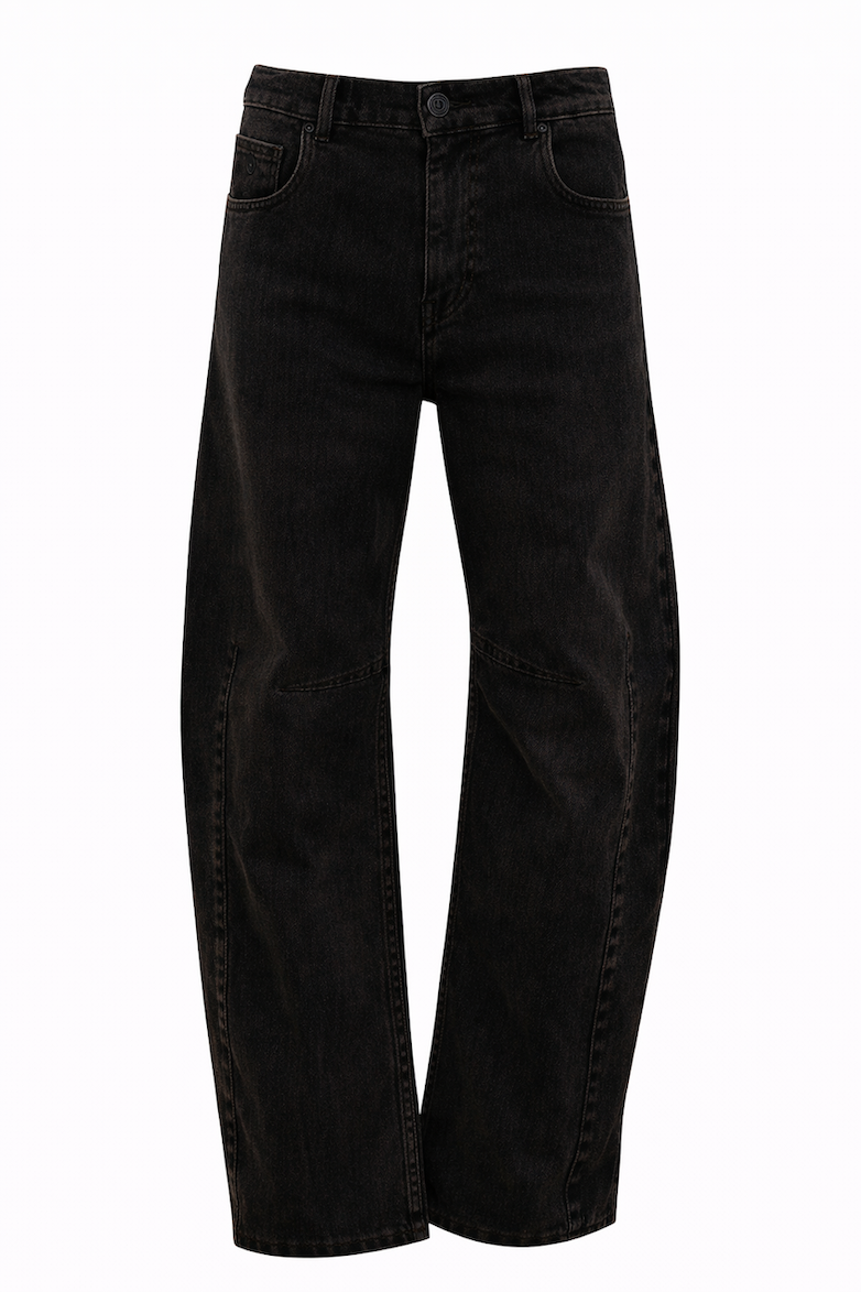 zwarte barrel fit jeans met een verwassen denim look, gebogen deelnaden bij de knieën en licht taps toelopende broekspijpen