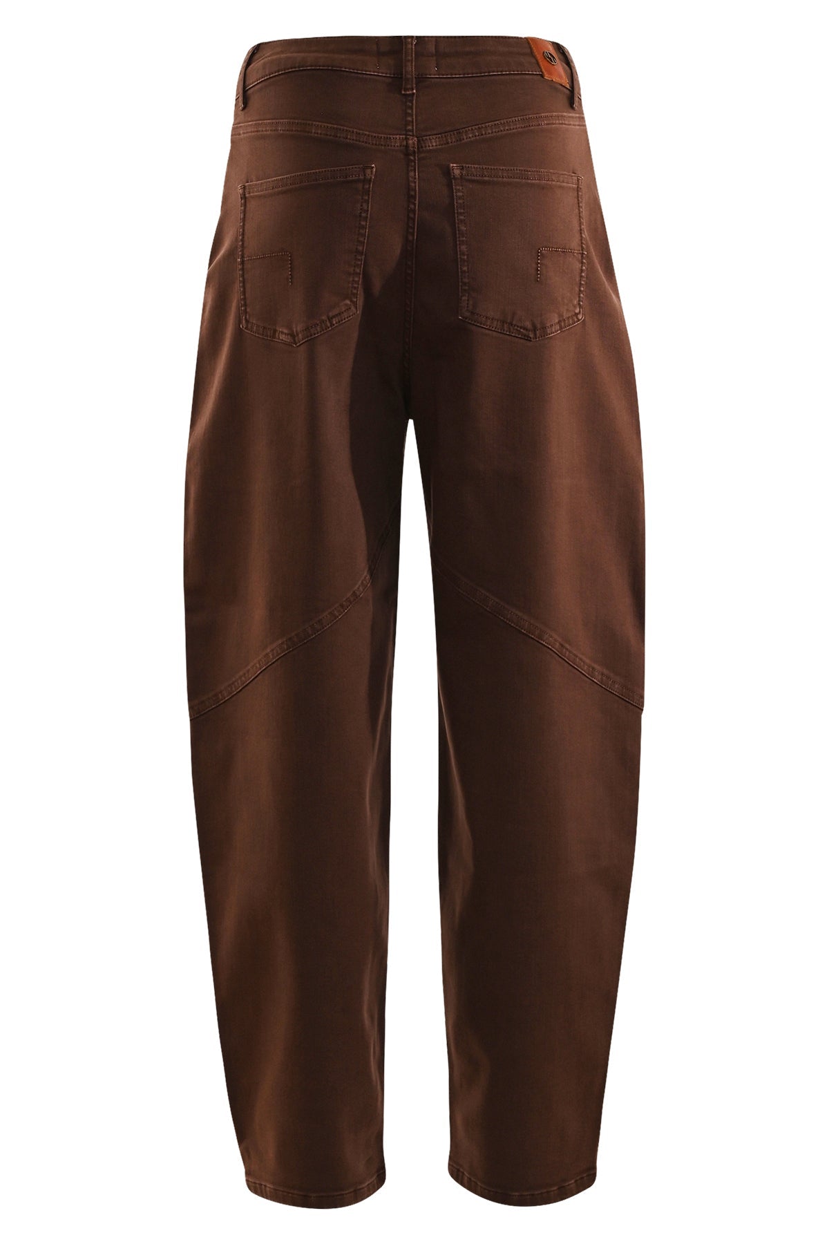achterkant bella damesjeans bruin met dnm pure achterzakken en deelnaad die doorloopt van de voorkant
