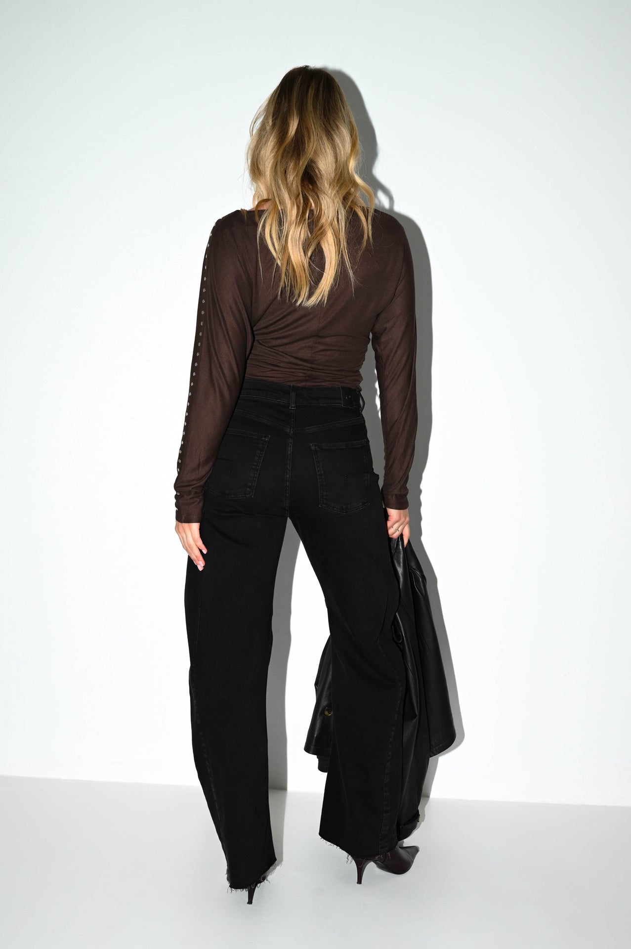 achterkant van de bosley washed zwart damesjeans