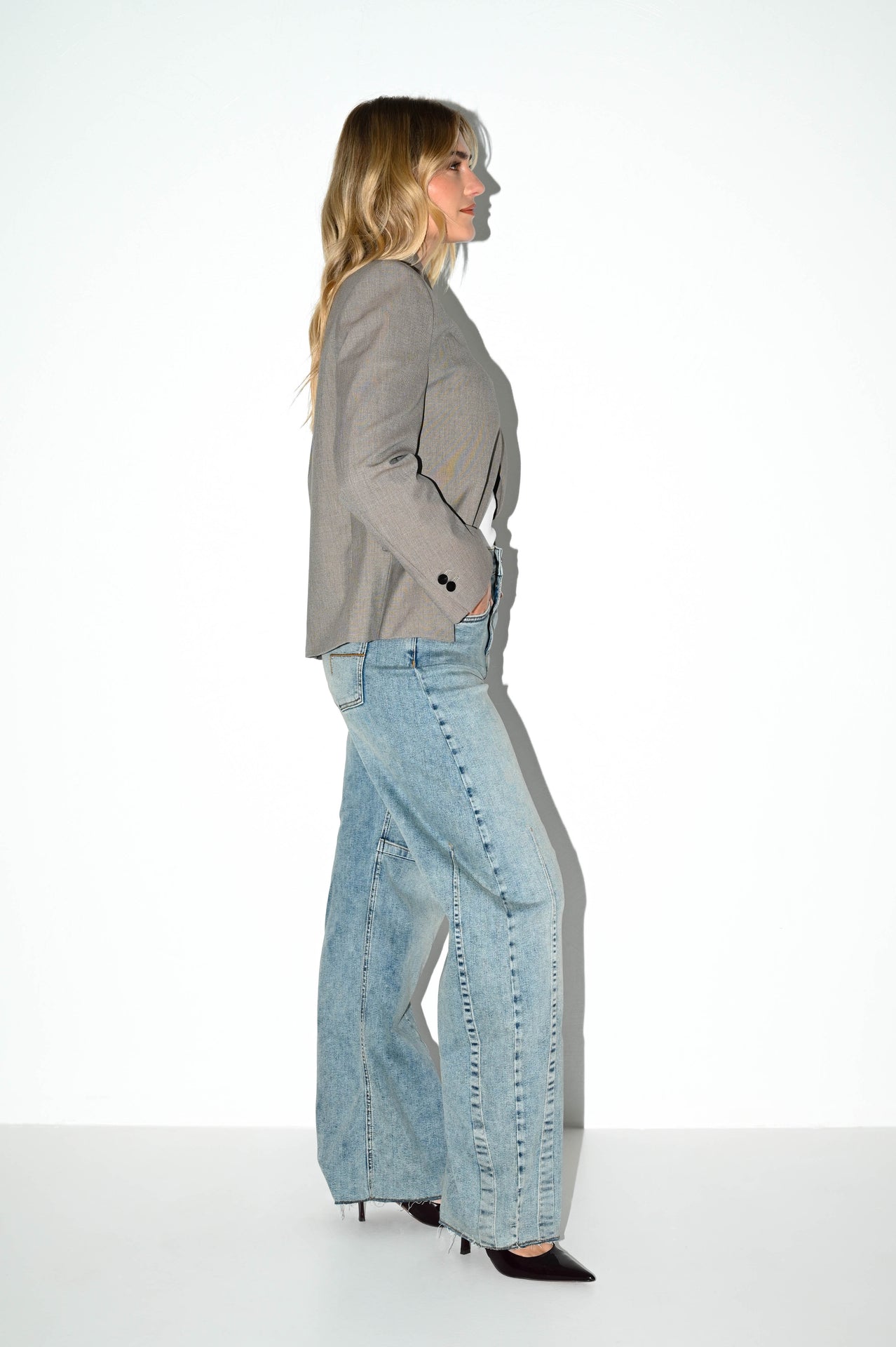 zijaanzicht barrel fit jeans bosley in de kleur meso blue 