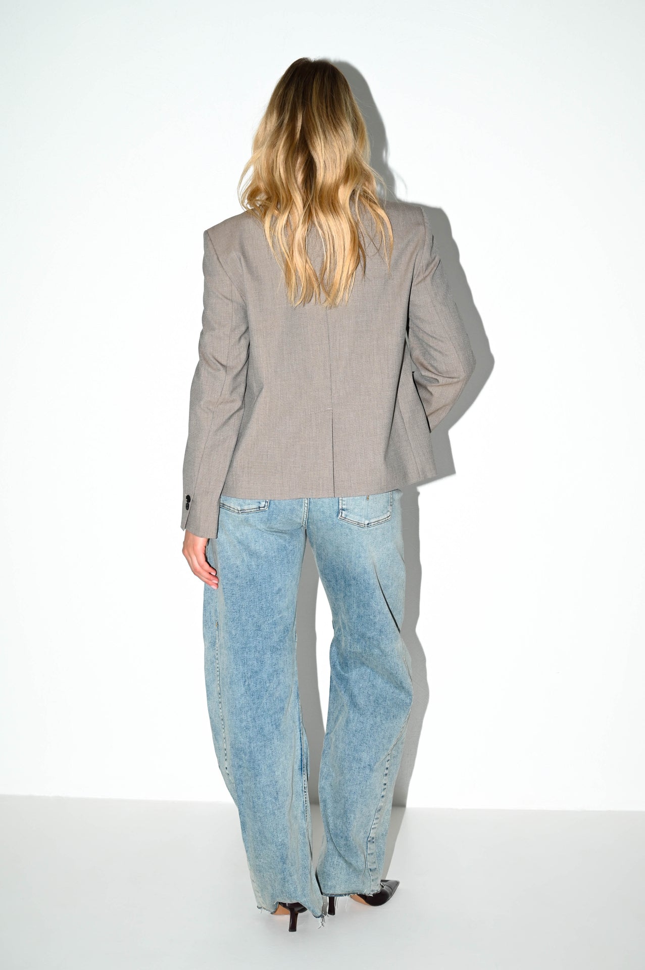 achterkant bosley barrel fit jeans meso blue gecombineerd met een grijze blazer