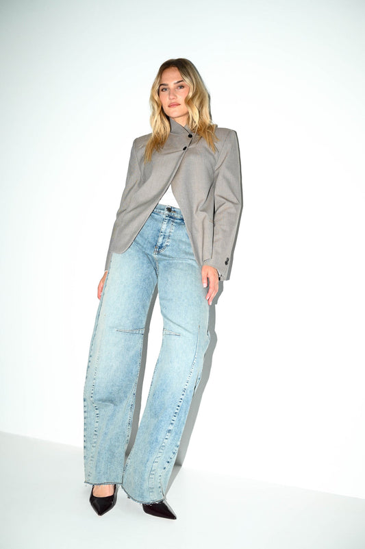stoere barrel fit jeans gecombineerd met een grijs jasje