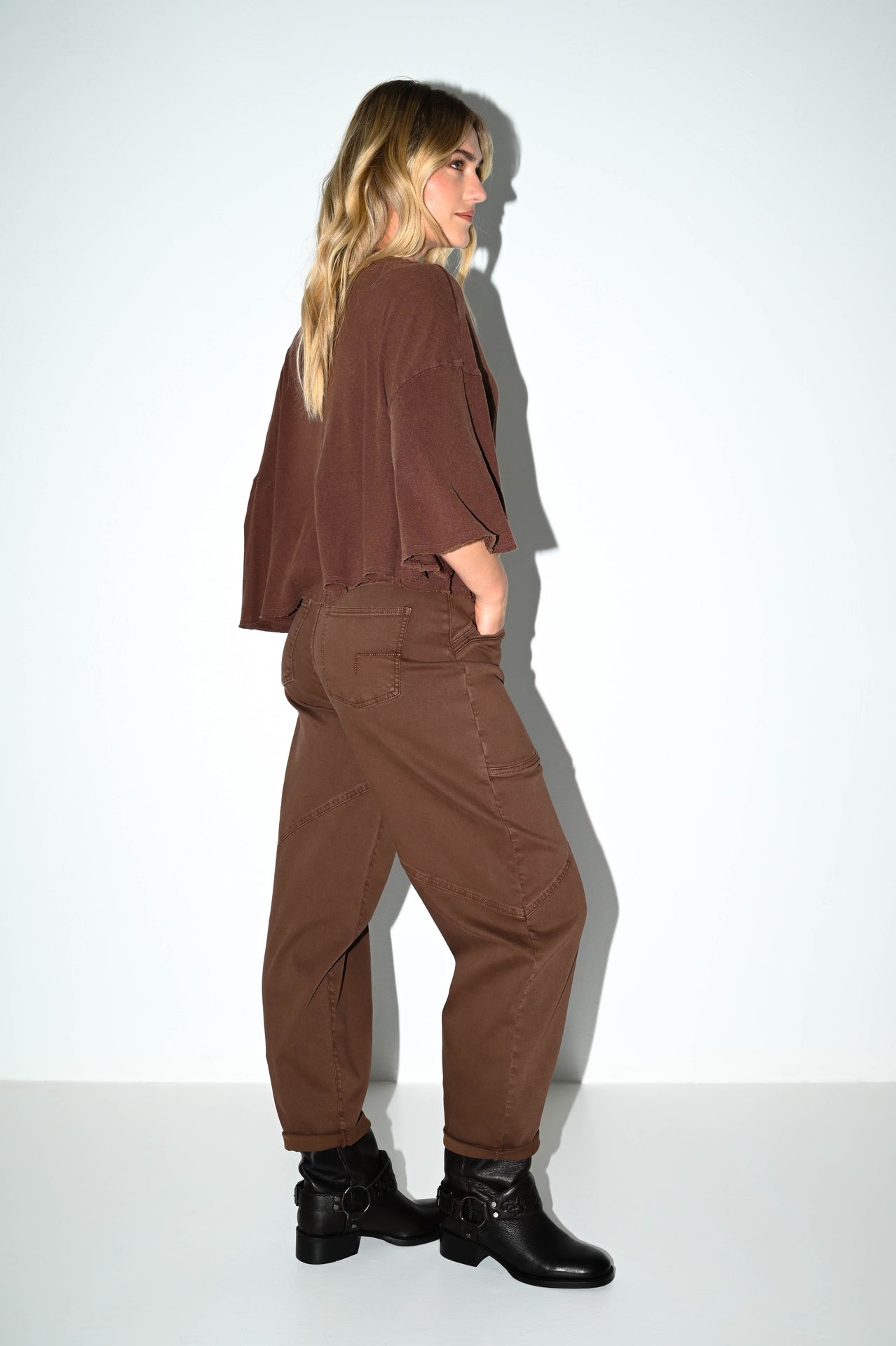 zijaanzicht van de bella bruin barrel fit damesjeans