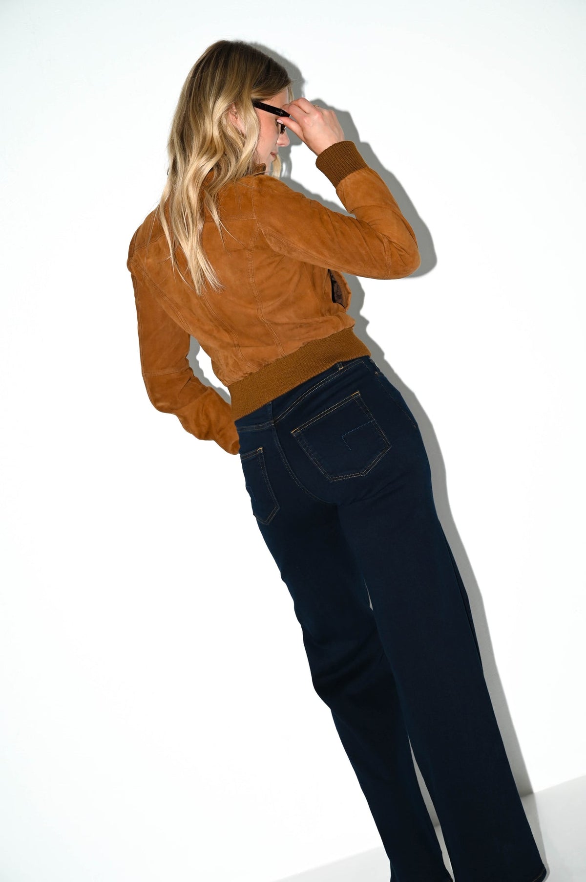 model van achteren in de frankie night blue damesjeans met karakteristieke achterzakken