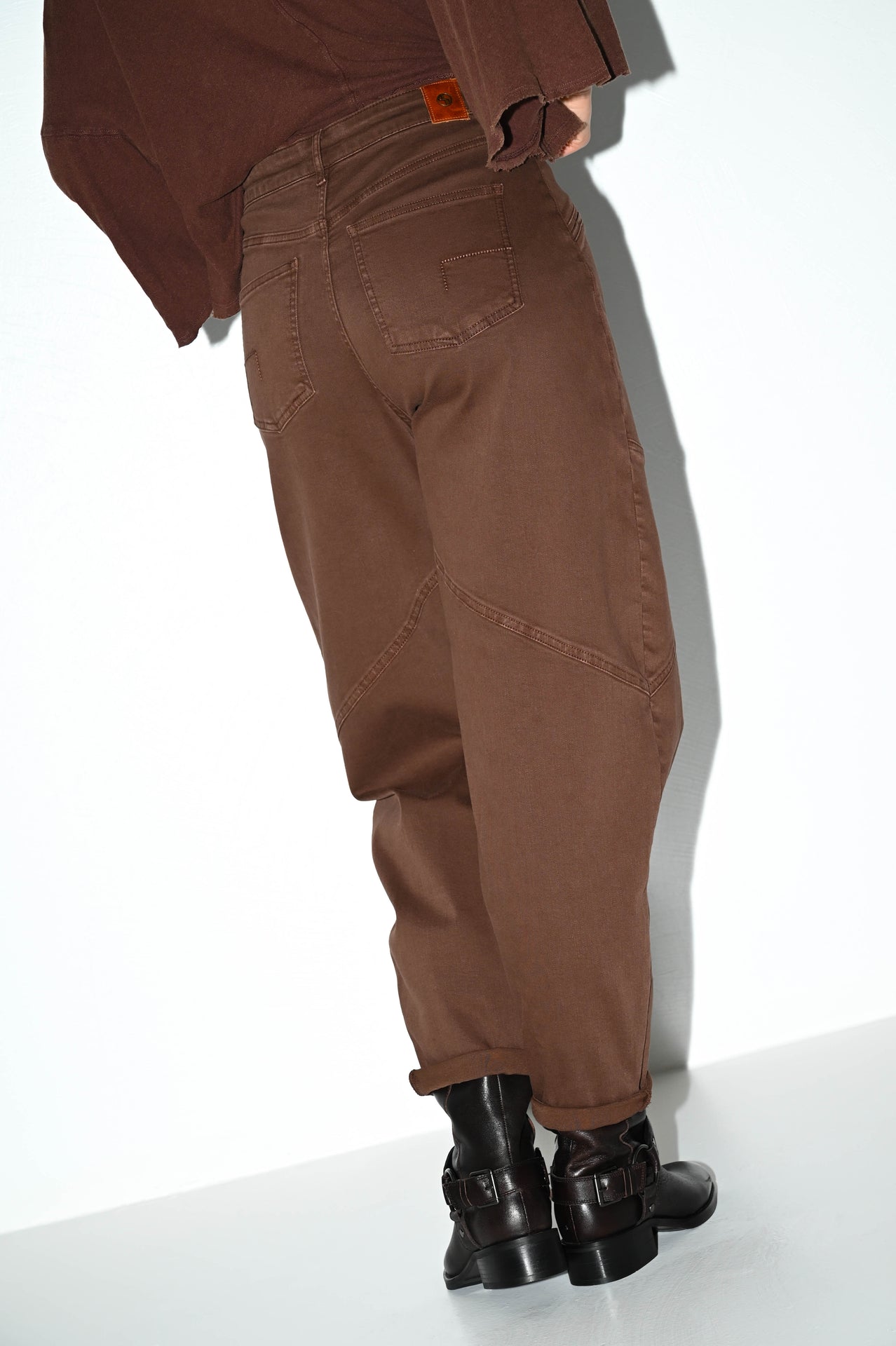 model van achteren in de bella bruin damesjeans met dnm pure achterzakken en deelnaad van voorzijde loopt door