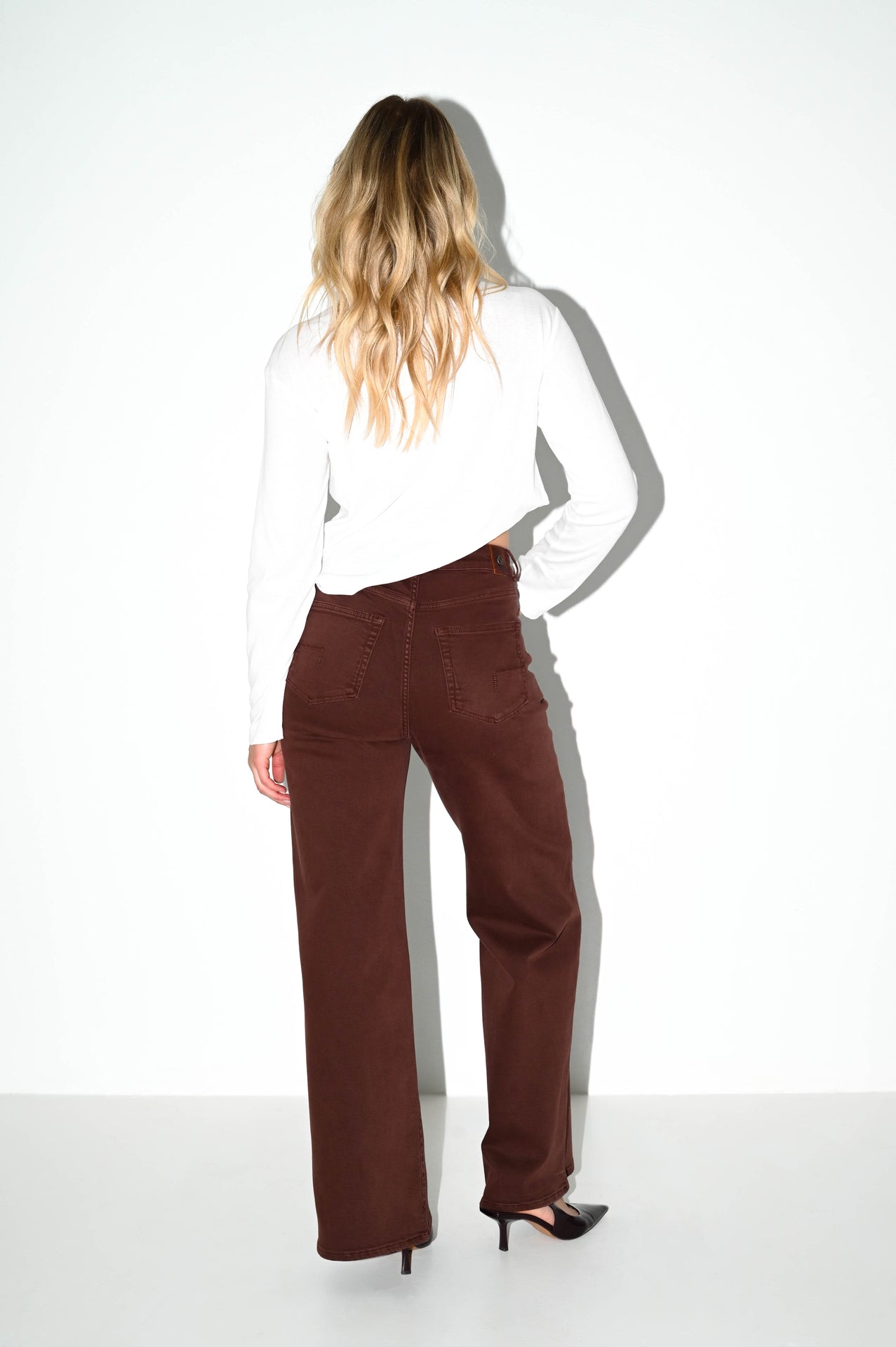 fit achterzijde van de wide leg jeans francis in roodbruine kleur