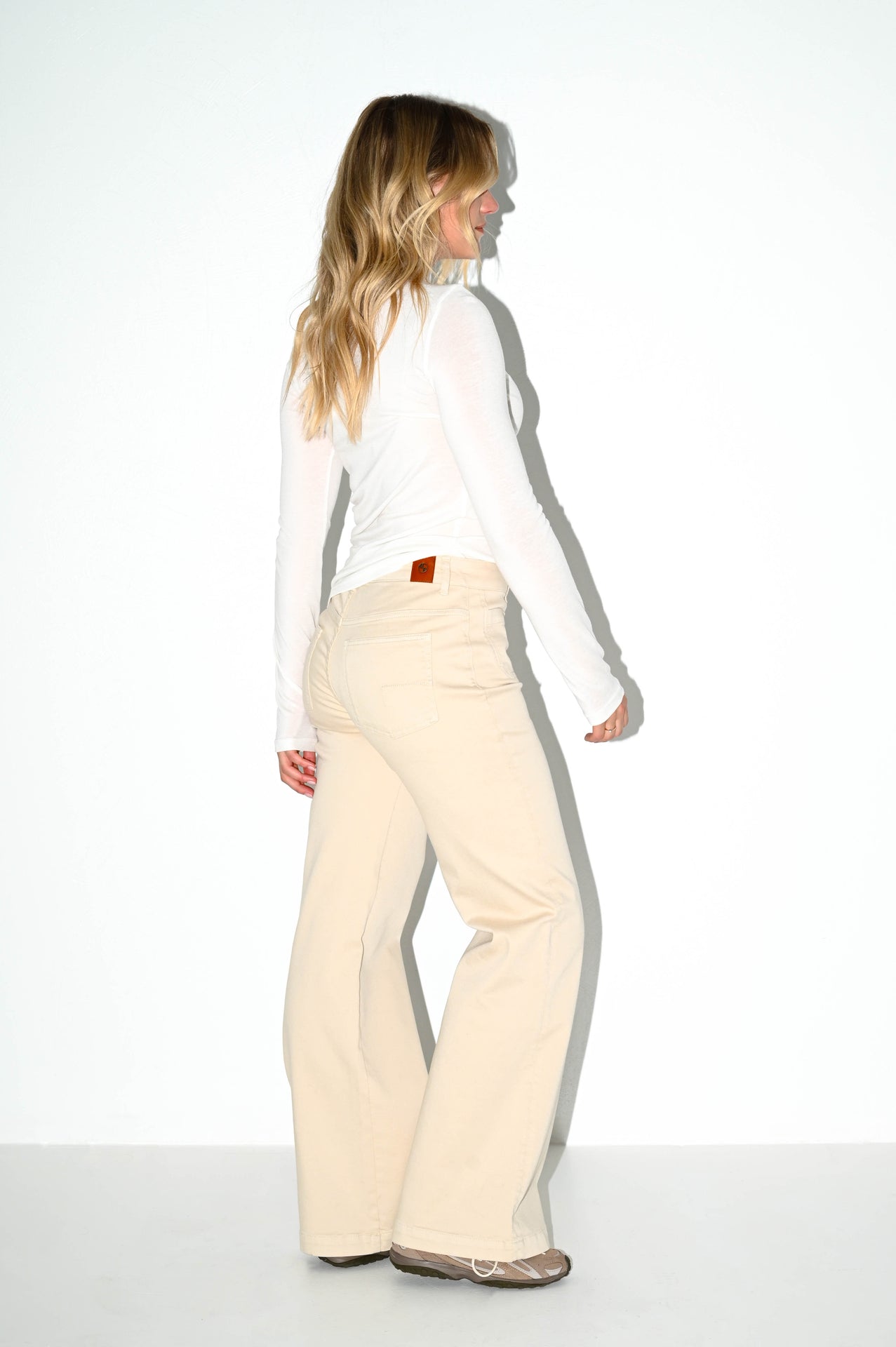 model showt de bobby off white jeans van dnm pure